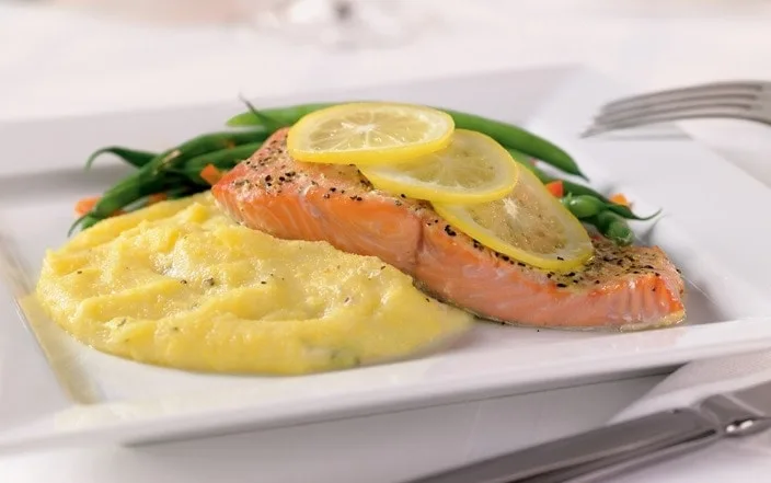 salmão grelhado com pure