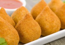 Receita Anabólica: Coxinha Fit assada com massa de Batata Doce ou Mandioca Coxinha de Batata Doce ou Mandioca