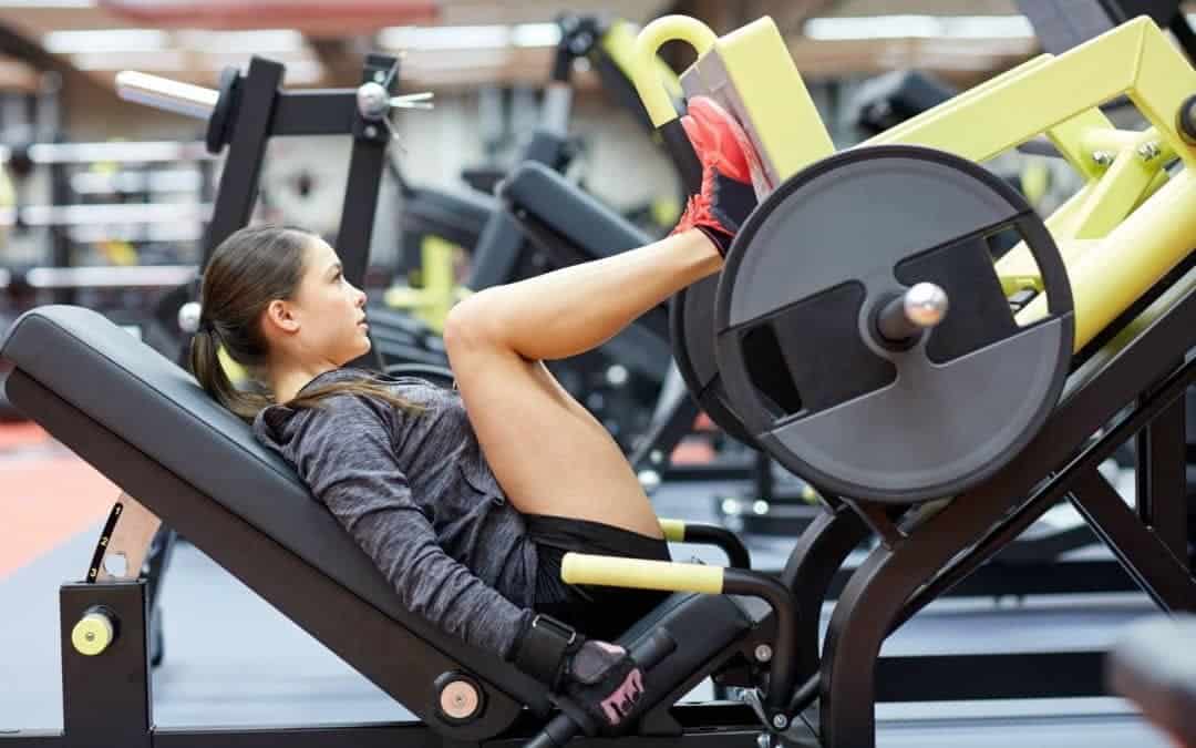 Que diferença faz a posição dos pés no agachamento e leg press