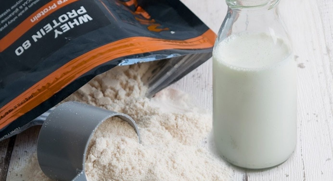 Tomar Whey Protein com Leite ou Água? O Leite corta o efeito do Whey?