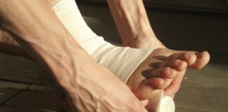 Lesão no tornozelo: sintomas, cuidados, como evitar e tratamento