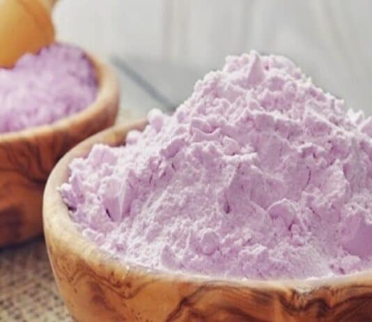 Farinha de Amora para Reposição Hormonal para Mulheres Farinha de amora em tigela, saudável e nutritiva.