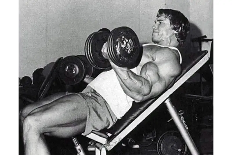 Rosca com Halteres no Banco Inclinado