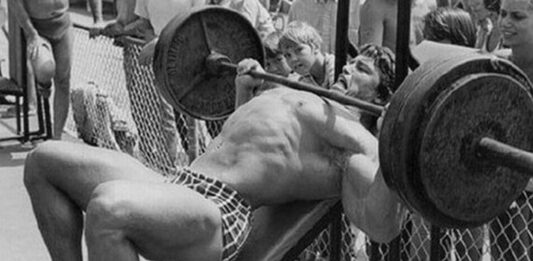 Treino de Peito do Arnold Schwarzenegger (Avançado) Arnold Schwarzenegger realizando treino de peito avançado.