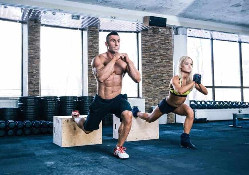 Academia Fitness.com - Dica 4 * Qual músculo trabalha o avanço? Além de  fortalecer os músculos da perna e do glúteos, o exercício também ativa a  musculatura do core, melhora a coordenação