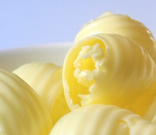 3 super motivos para você Deixar de comer Margarina Margarina derretida e cremosa, ideal para receitas saudáveis.