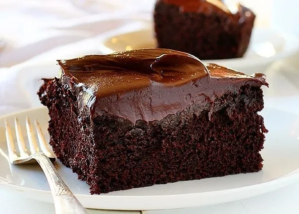 Bolo de Chocolate + Cobertura de Chocolate Bolo de Chocolate + Cobertura de Chocolate