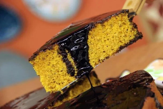 Bolo de cenoura + cobertura de chocolate Bolo de cenoura + cobertura de chocolate