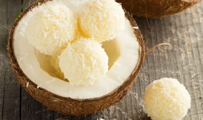 Receita de Beijinho de Coco Low Carb Beijinhos de coco low carb em casca de coco natural.