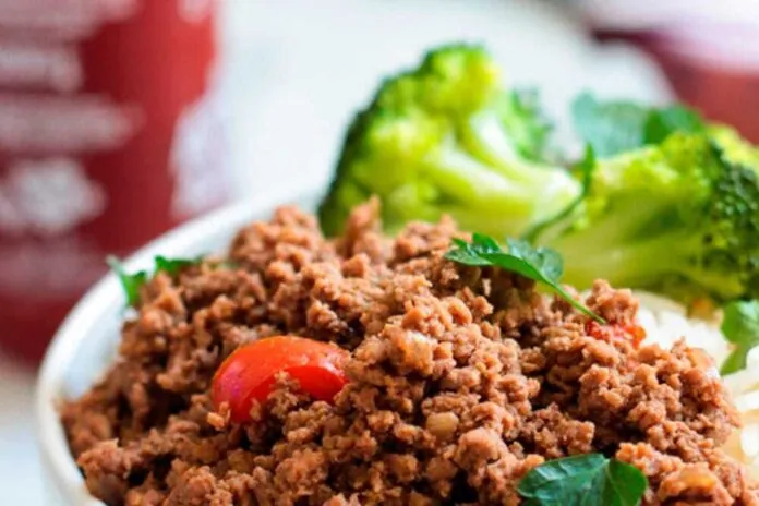 Receita de Carne Moída Low Carb Carne moída cozida com legumes e brócolis, prato saudável low carb.