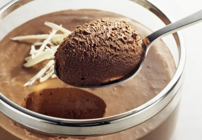 Mousse de Chocolate Low Carb Mousse de chocolate low carb em colher, sobremesa saudável.