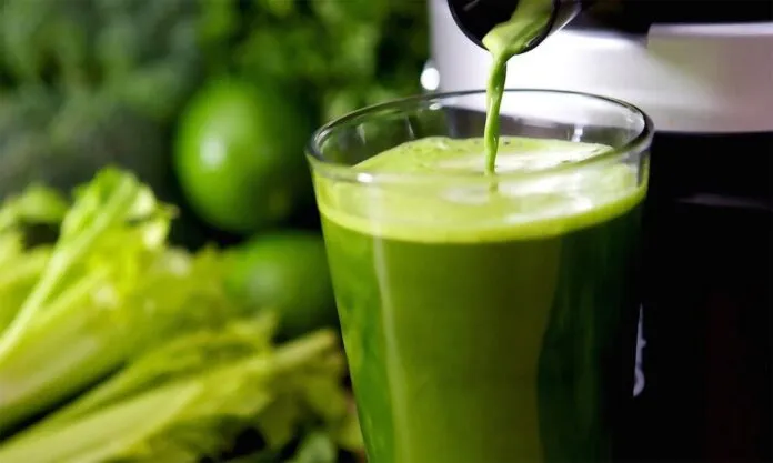Suco detox para a noite Suco detox verde sendo preparado em copo alto.