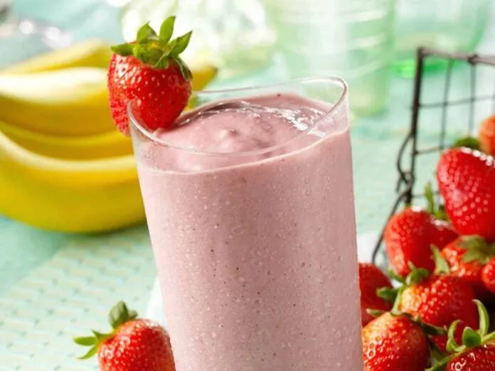 Vitamina de Morango com Iogurte de Kefir Vitamina de morango com iogurte de kefir e frutas frescas.