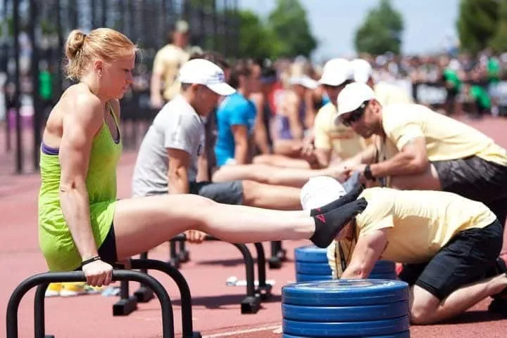 Mulheres e homens praticando Crossfit ao ar livre para perder barriga.