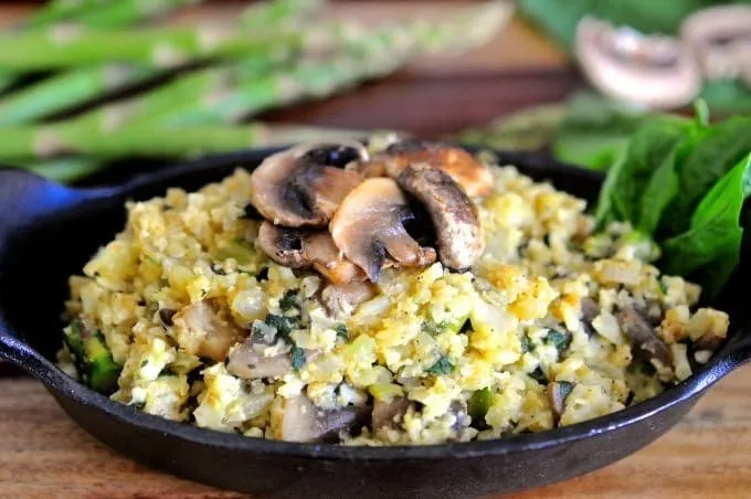 Receita Low Carb para Janta com Cogumelos Prato de receita low carb com ovos, cogumelos e vegetais frescos.