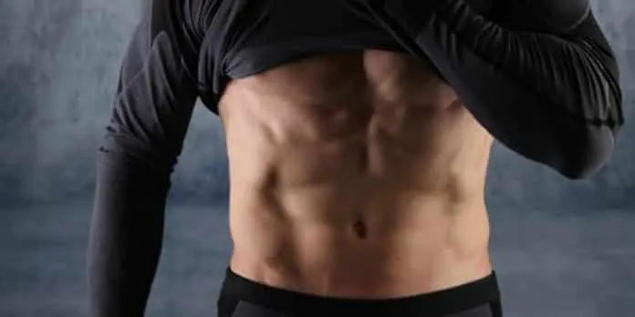 Abdominais definidos para Crossfit Homem fazendo exercícios abdominais para queimar gordura.