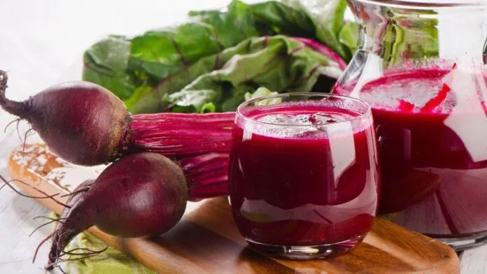 Suco de Beterraba para Saúde e Performance Suco de beterraba em copo e ingredientes frescos ao fundo.