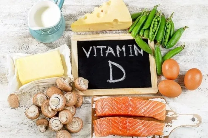 Alimentos que fornecem Vitamina D, como salmão, ovos, cogumelos e leite.
