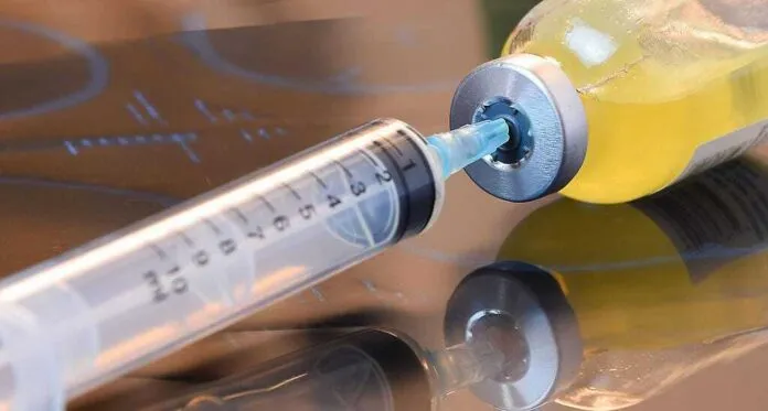 Injeção de testosterona em ampola Ampola de testosterona e seringa para aplicação intramuscular.