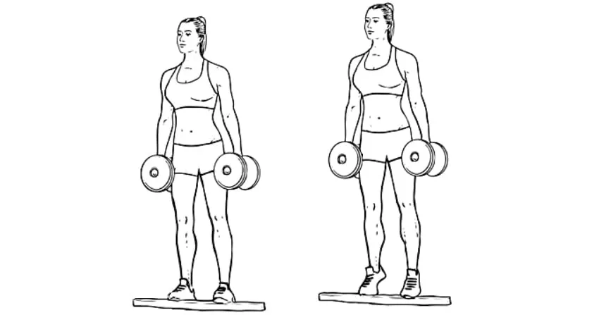 Mulher realizando exercício de panturrilha com halteres.