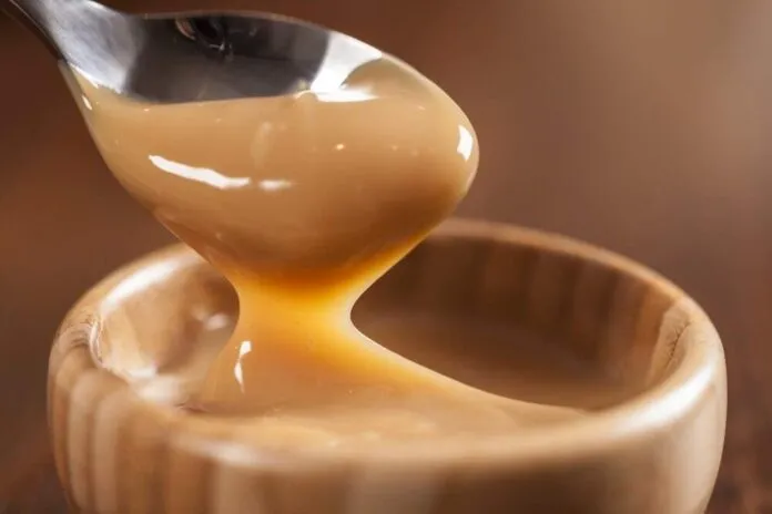 Doce de Leite Low Carb Doce de leite low carb sendo servido em uma colher.