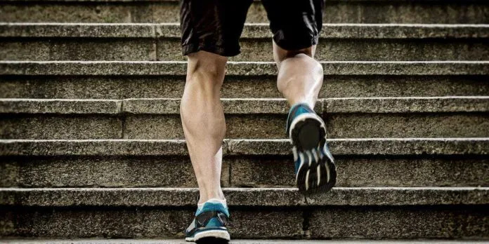 Pessoa subindo escadas para treino HIIT intenso.