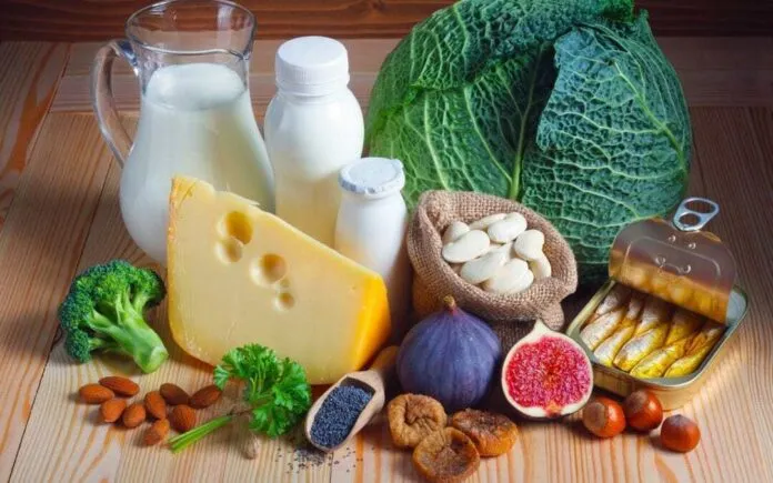 Alimentos ricos em cálcio para dieta Variedade de alimentos ricos em cálcio, incluindo queijo, leite, vegetais e castanhas.