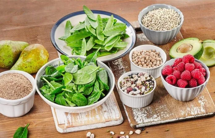 Variedade de alimentos ricos em fibras, incluindo frutas, sementes e legumes.
