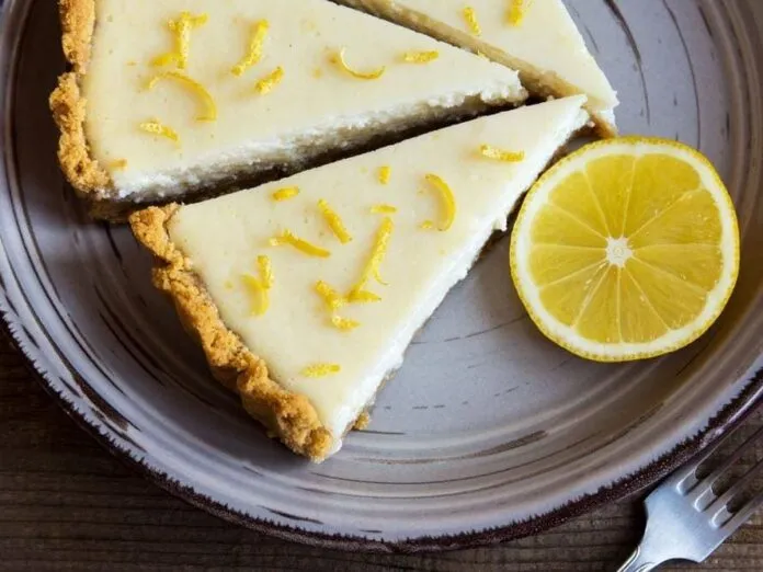 Torta de Kefir com Limão Torta de kefir com cobertura de limão e raspas de limão.