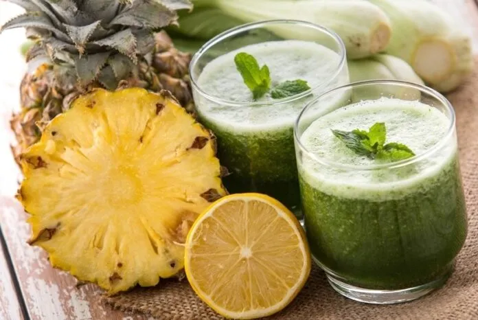 Suco detox de abacaxi e limão Suco detox de abacaxi e limão com hortelã em copos transparentes.