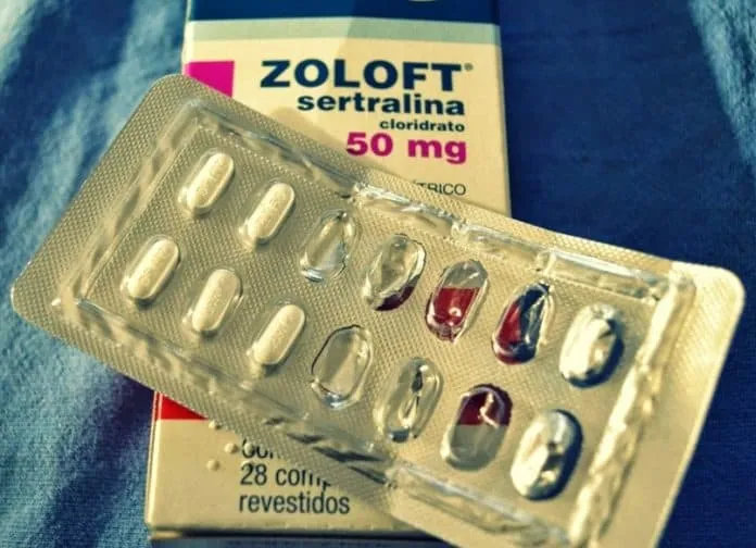 Medicamento Zoloft Sertralina 50mg Caixa e comprimidos de Zoloft sertralina 50mg para ansiedade e depressão.
