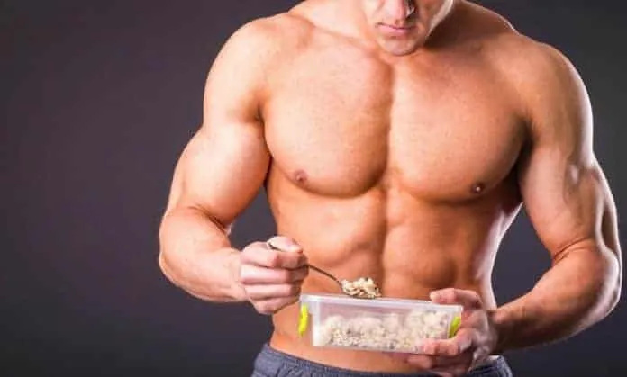 Homem com dieta para bulking na musculação Homem com dieta rica em carboidratos e proteínas para bulking.