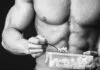 10 Alimentos para comer Antes de Dormir (para Hipertrofia) Homem musculoso comendo alimentos saudáveis antes de dormir.