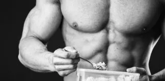 10 Alimentos para comer Antes de Dormir (para Hipertrofia) Homem musculoso comendo alimentos saudáveis antes de dormir.