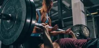 Supino Reto – Execução, Variações, Erros e Dicas! Homem fazendo supino reto com barra na academia.