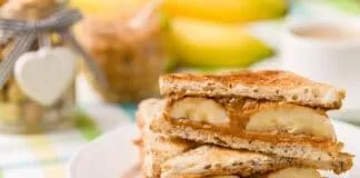 10 Alimentos para comer no Café da Manhã (para Hipertrofia) Sanduíche de banana e mel, ideal para café da manhã saudável.
