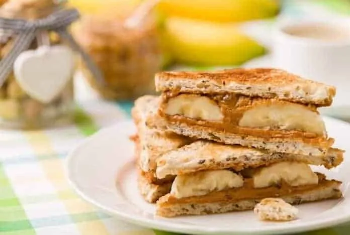 Sanduíche de banana e mel para café da manhã Sanduíche de banana e mel, ideal para café da manhã saudável.