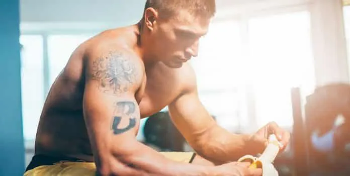 Homem treinando musculação com foco Homem musculoso treinando na academia com foco e determinação.