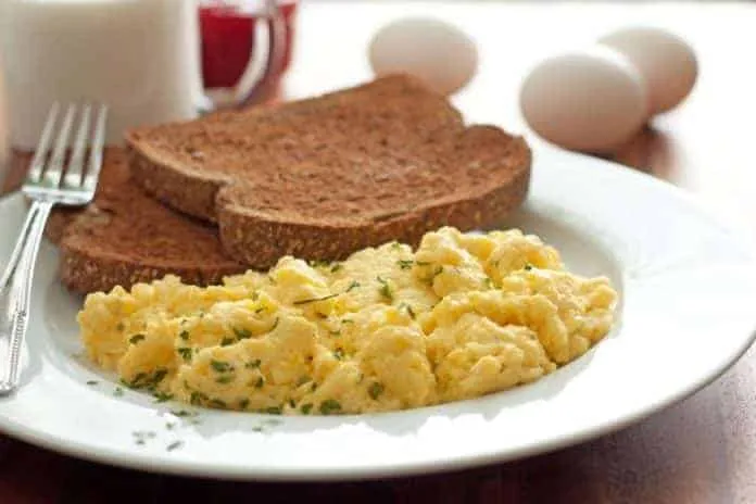 Refeição pré-treino com ovos mexidos e pão Ovos mexidos com pão integral, ideal para alimentação pré-treino.