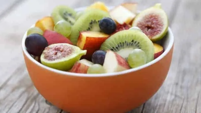 Frutas variadas para dieta detox Salada de frutas colorida para dieta detox e emagrecimento.