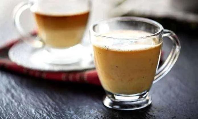 Café com Whey Protein em copo transparente para treinos.