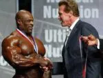 Fisiculturista Ronnie Coleman recebendo prêmio em evento de bodybuilding.