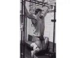 Homem treinando costas com barra em academia, foco na musculatura dorsal.