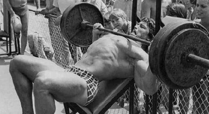 Treino de Peito com Arnold Schwarzenegger Arnold Schwarzenegger realizando treino de peito avançado.