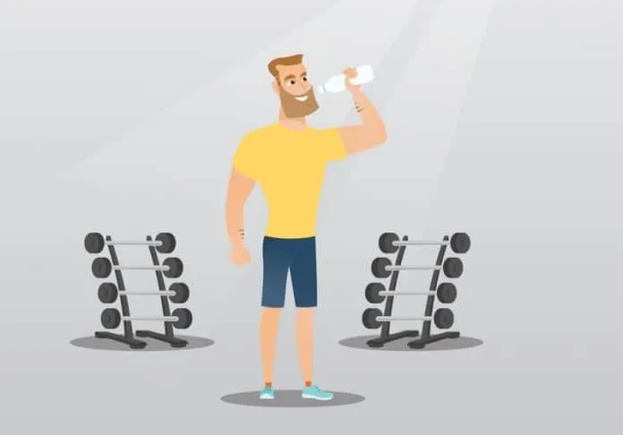 Homem bebendo água após treino Homem hidratando-se após exercício na academia.