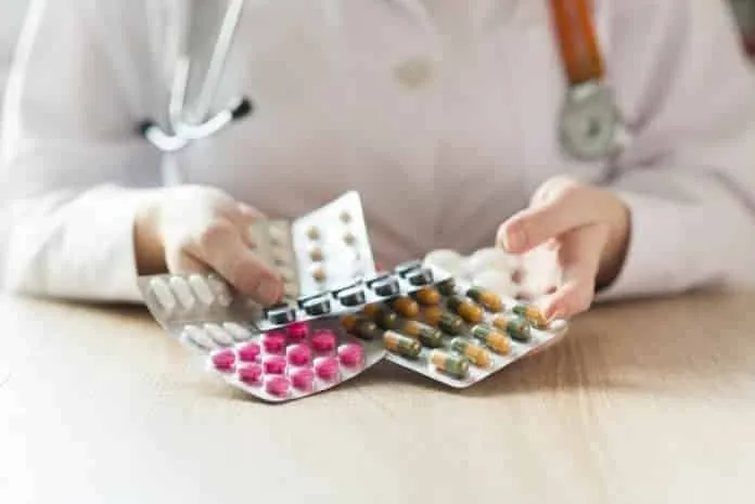 Medicamento para controle de apetite Médico segurando diferentes medicamentos para inibidores de apetite.