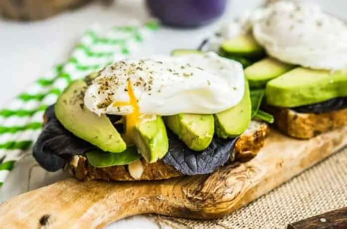 Ovos e abacate para ganho muscular Sanduíche saudável com ovos, abacate e pão integral para musculação.