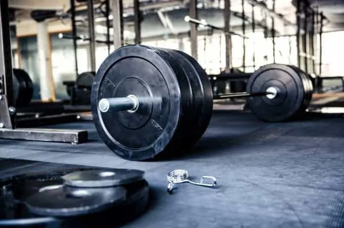Haltere de peso elevado em academia para treino de musculação.