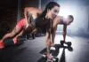 Oxandrolona para a Mulher (Vantagens e Desvantagens) Mulher fazendo exercício de força com halteres na academia.