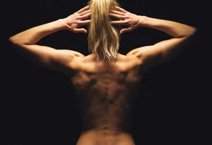 Exercícios para fortalecimento muscular Mulher treinando costas e ombros, foco em musculação e rotina de treino.